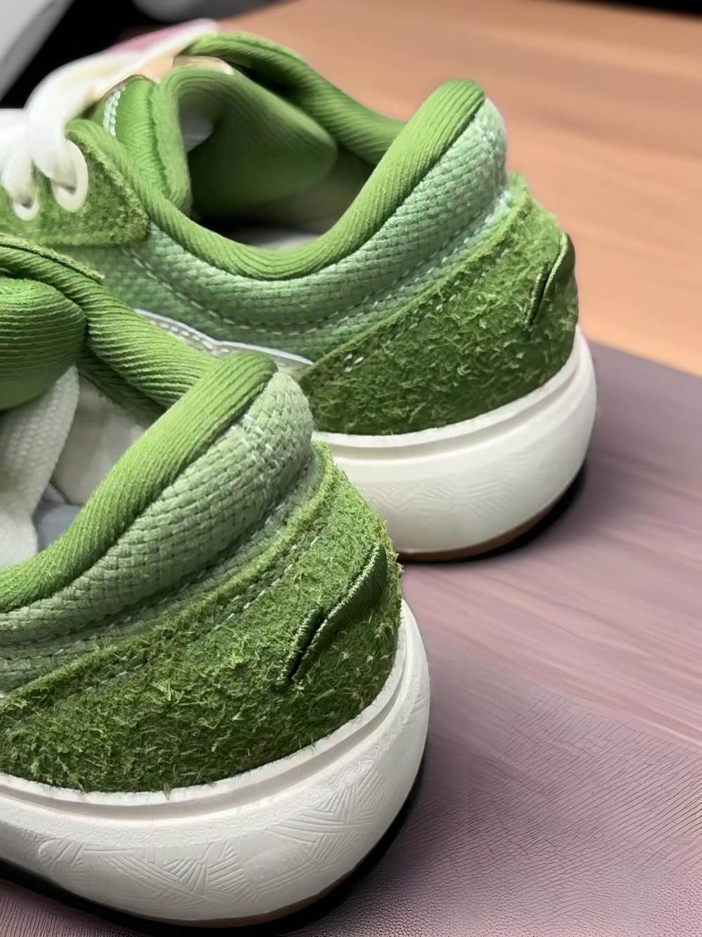 绒面织物拼接！这双李宁板鞋凭细节出圈