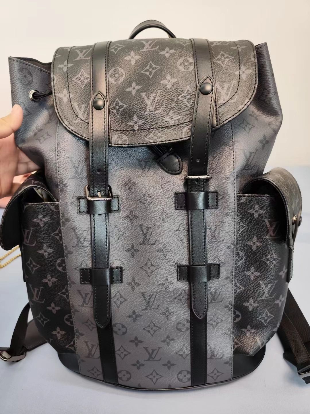 成熟的男人背了这个lv双肩背包不迷糊，满