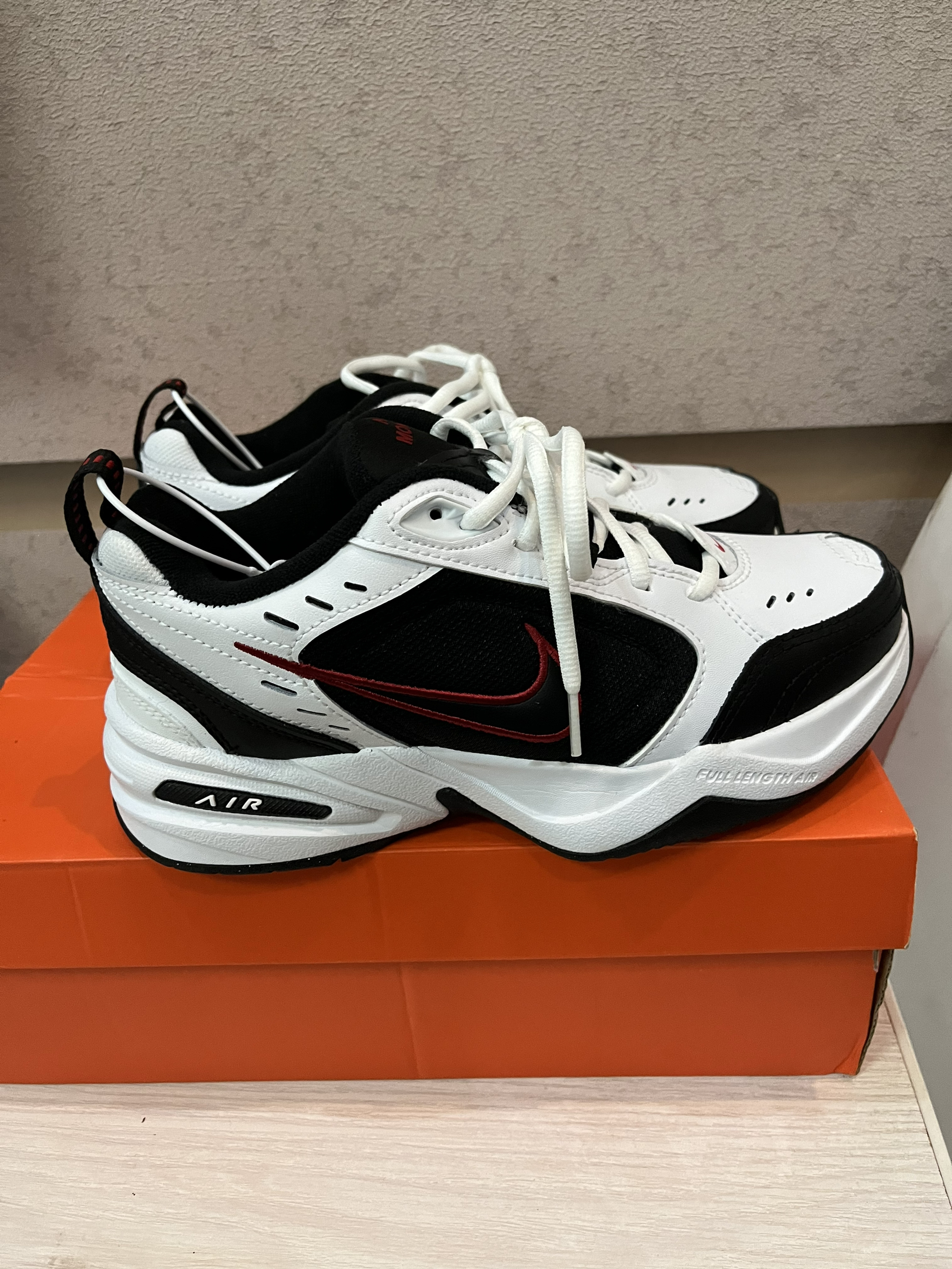 NIKE黑白跑鞋