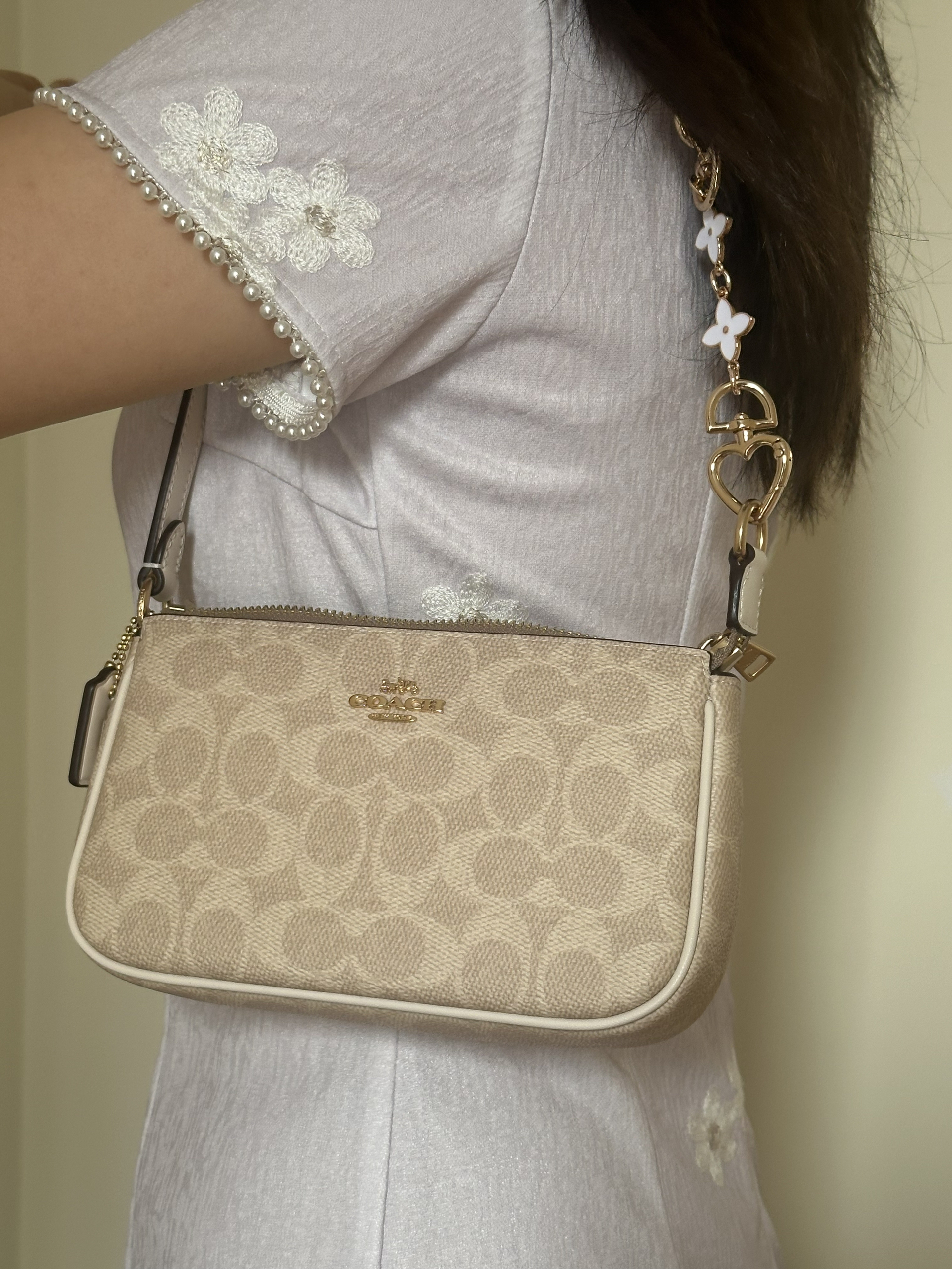 包包很精致 没有任何瑕疵 送给女朋友的生