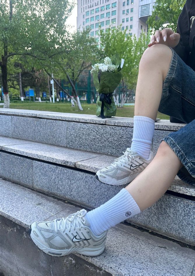 壳上篮球袜整体摸上去手感偏软，袜子在后跟