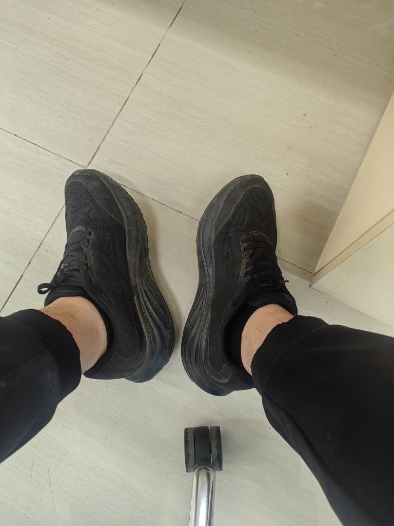 底挺厚实的，穿着慢跑挺舒服