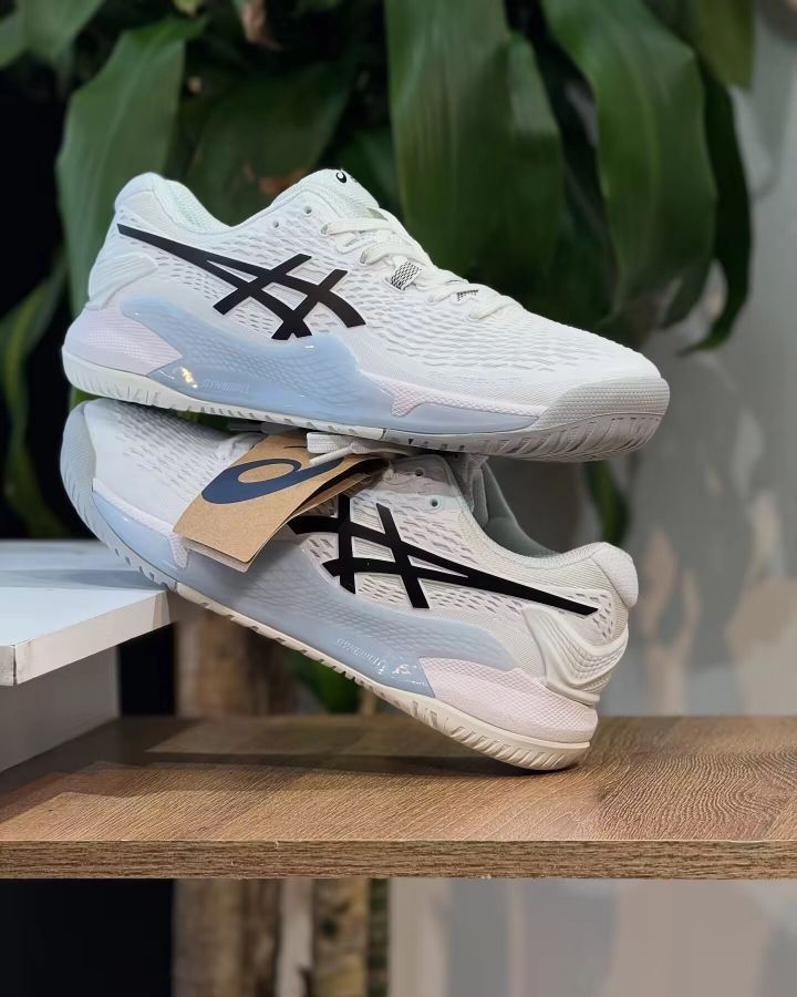 这双亚瑟士前掌和后跟都配备了 Asics