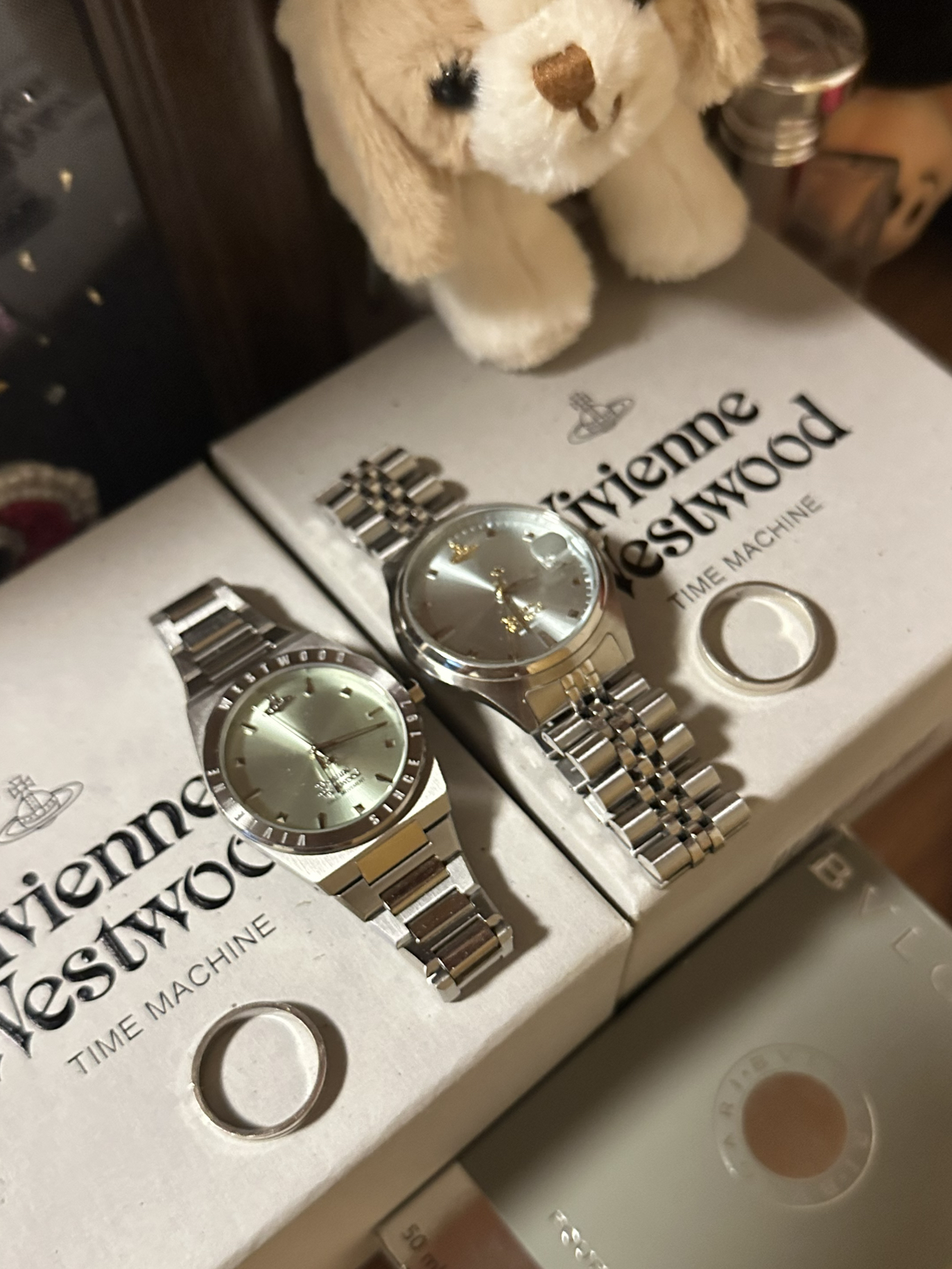 床头柜上被摆放整齐的手表和对戒