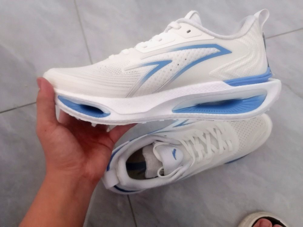 不错，穿着很舒服，防滑，设计时尚，舒适透