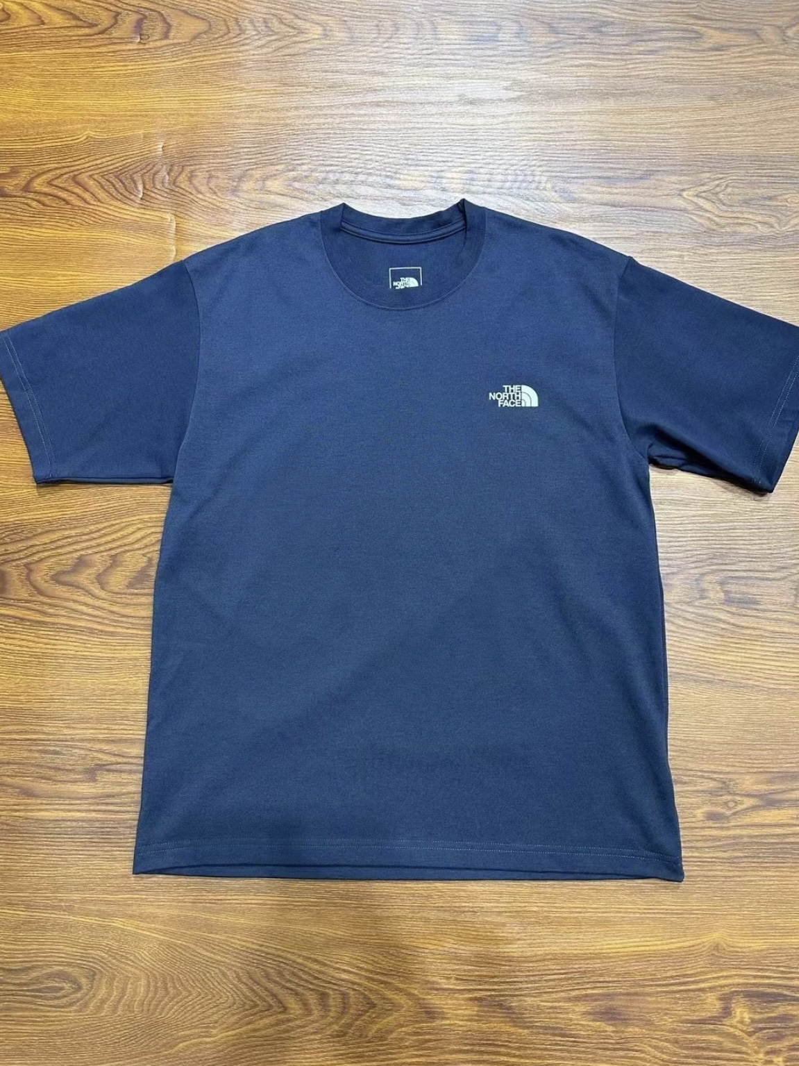 北面T恤，穿上秒变户外潮人！🌬️