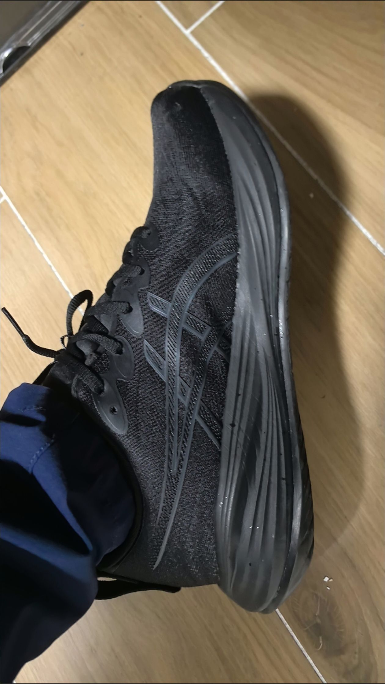 鞋子穿的很舒服，买了两双亚瑟士了，通勤慢