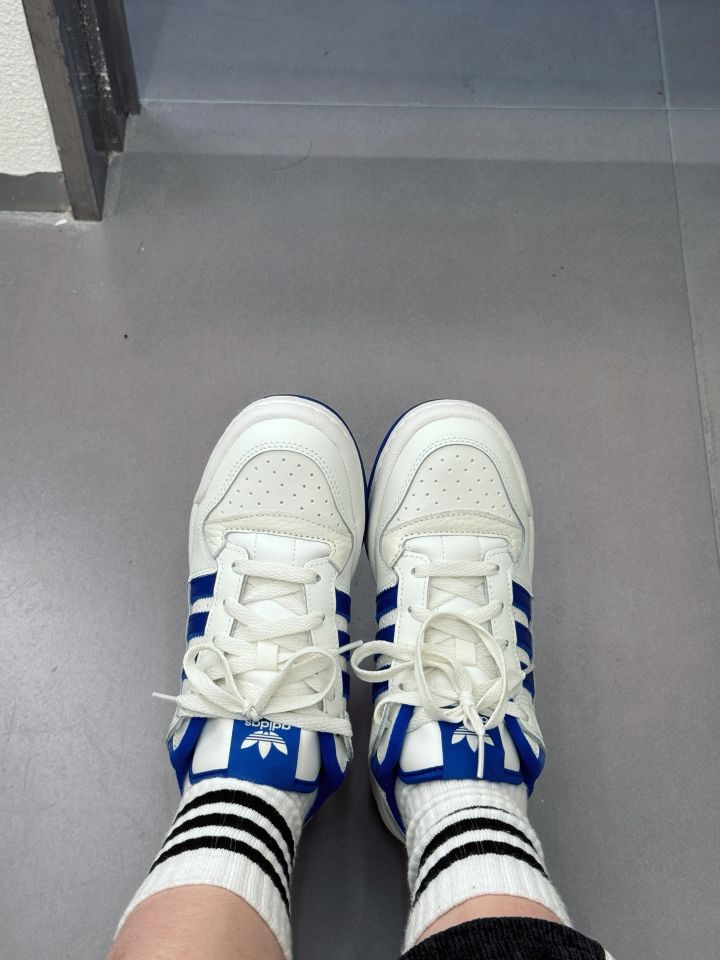 这双白蓝鞋 真的很难不爱吧.