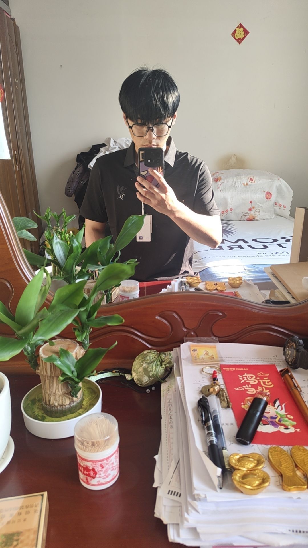 面料质感很好，穿着很板正帅气