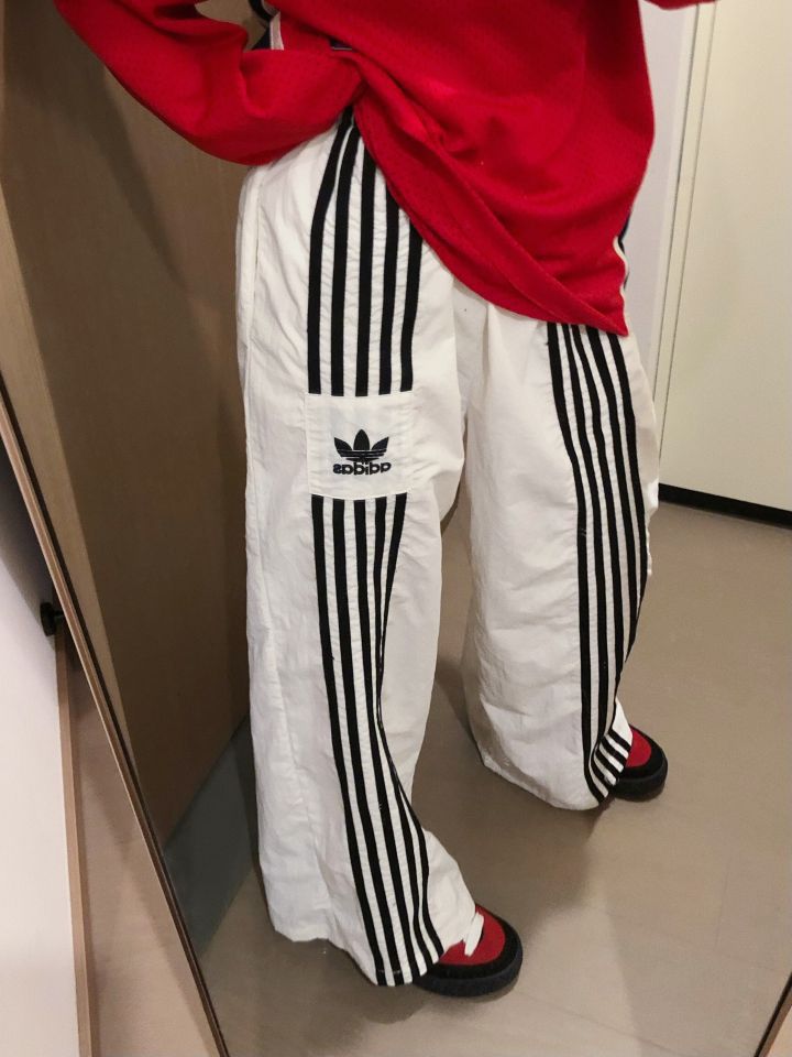 给夏天一点颜色❤️|||今日份的酷酷阿迪穿搭
T恤搭配阔腿裤 松弛哦！
白红调调 元气满满[冲鸭_b