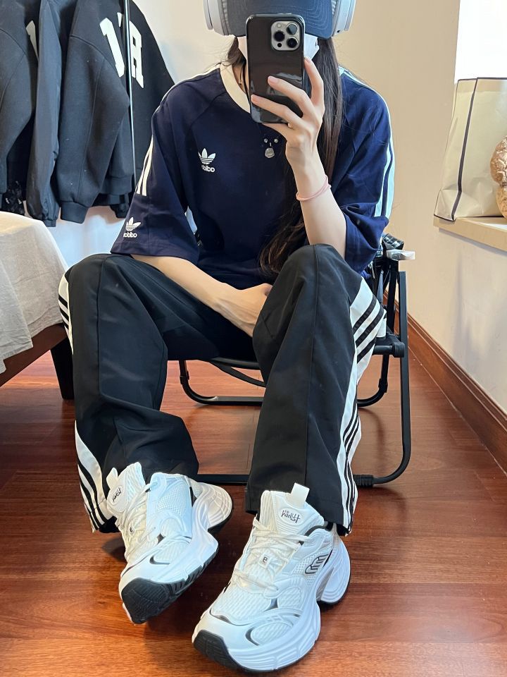 相信我这套穿着真的无敌爆炸好看💥|||今日穿搭分享
👔： #adidas 
👟： #黑魂 
鞋