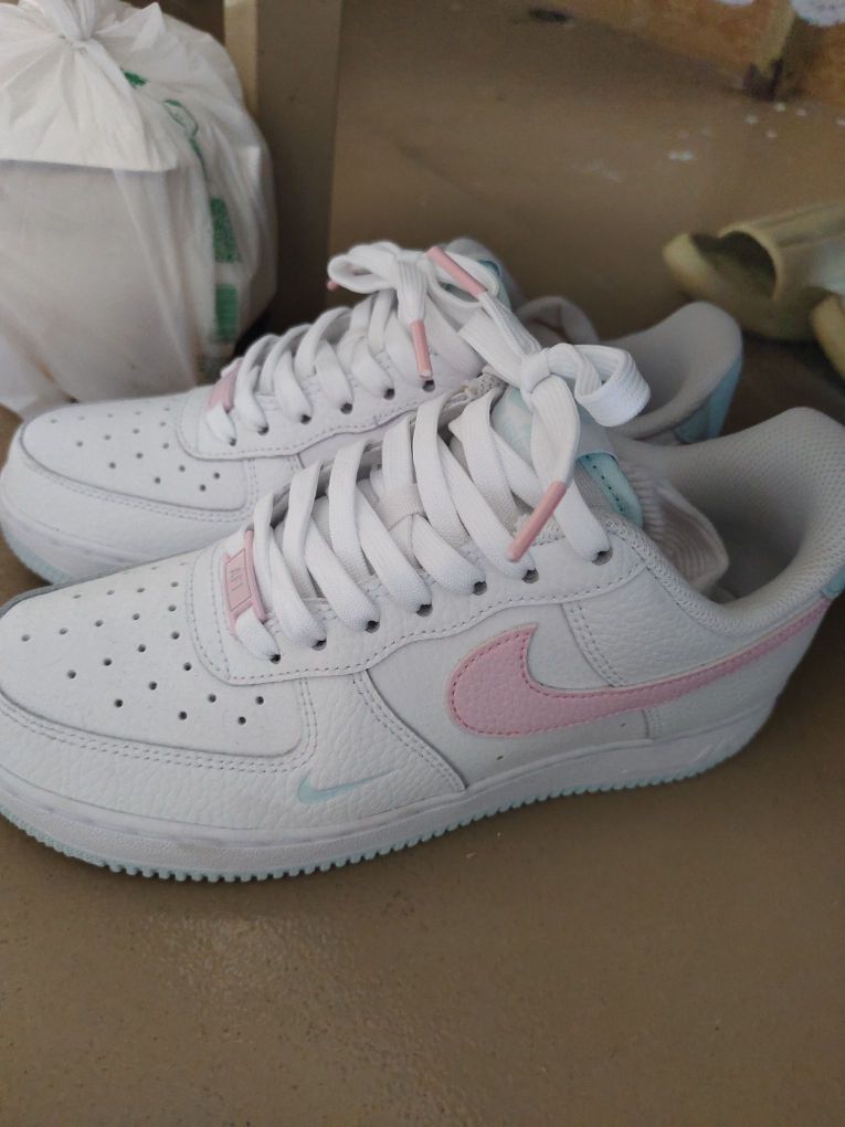 Nike Air Force 1 白粉蓝配色，清新甜酷拿捏💖