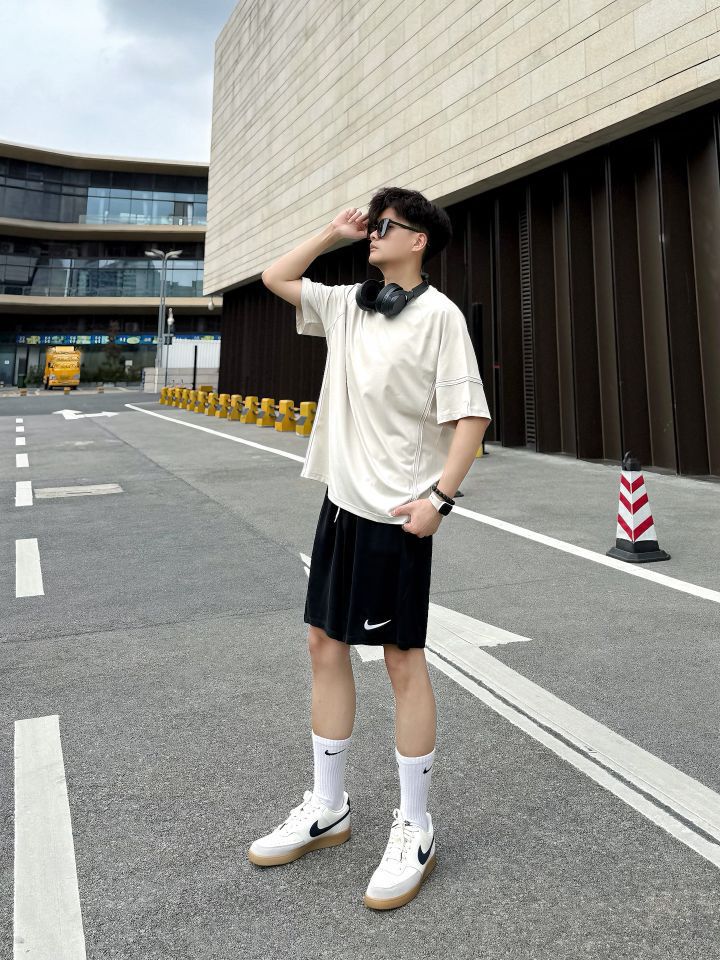 极简夏日穿搭丨短袖+短裤+板鞋´..⭐️|||hello！是我，阿b仔
哥们，夏天快到了不是❓
夏季