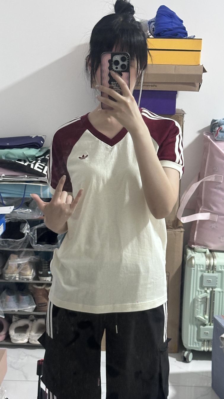 adidas 三叶草 小v领体恤