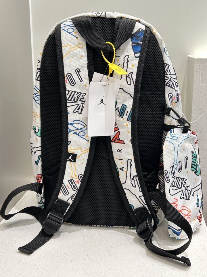 哇哦～Nike涂鸦双肩包一眼就被它吸引住