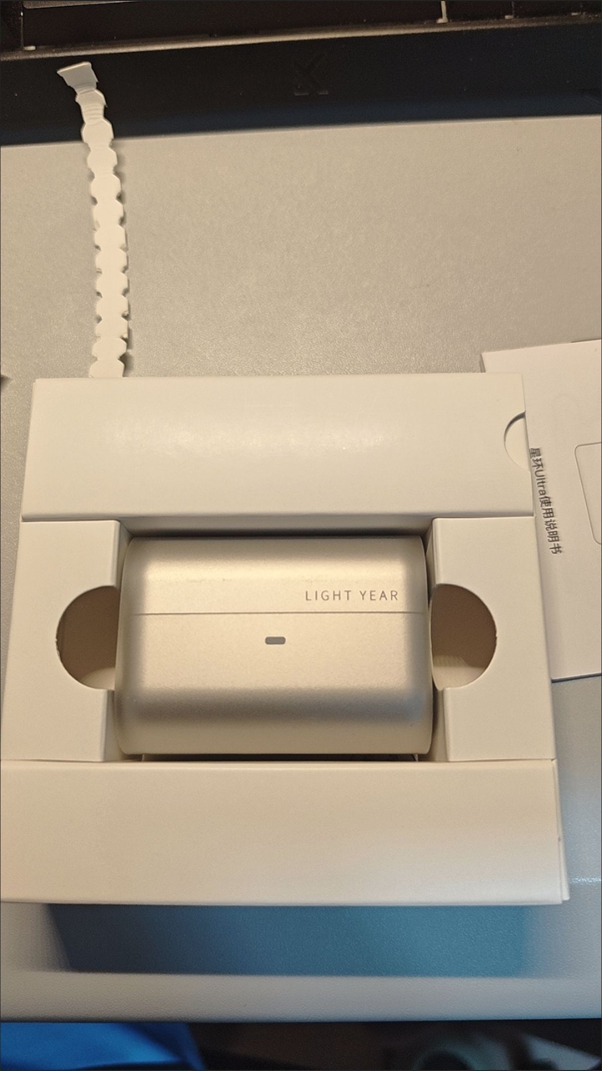 收到货，开箱惊喜，磨砂质感外壳！试听了两