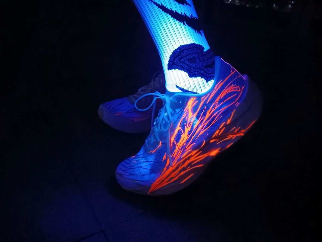 👟袜子感受:非常舒适，包裹感很强。

🔍