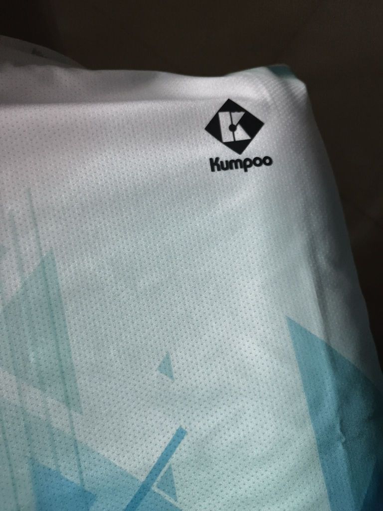 很透气，打羽毛球会穿，特点是颜色很鲜艳，