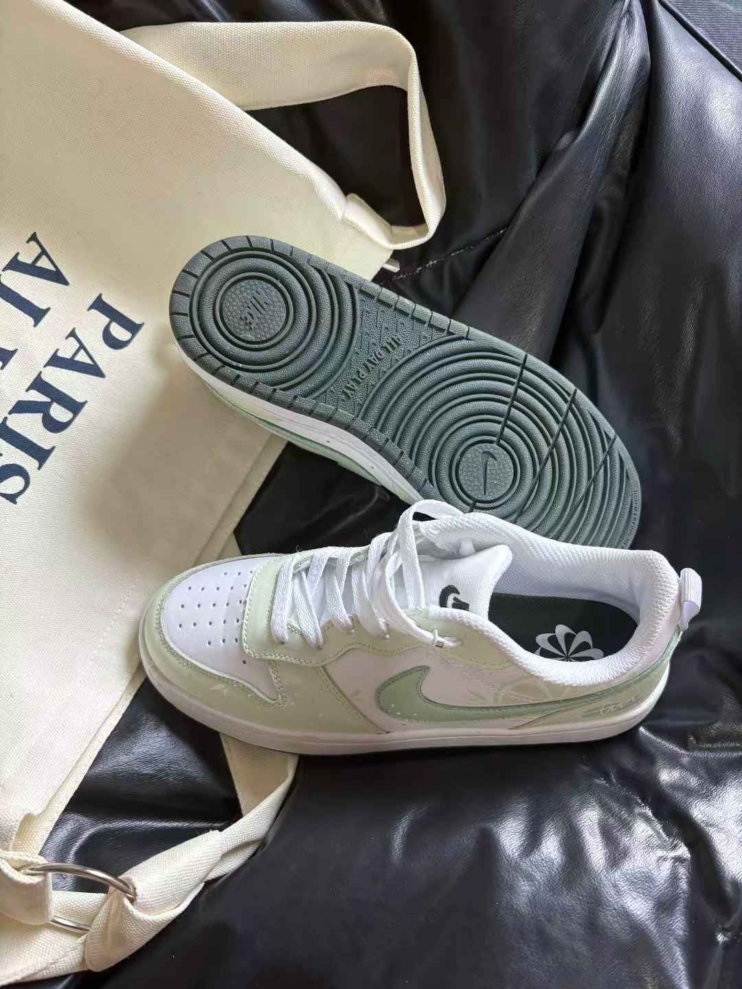 在落叶堆里找到的晨间仪式感灰蓝调帆布鞋翻一半的杂志内页 