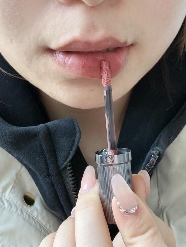 上班摸鱼..找到了本大裂唇素颜涂的唇泥！！！