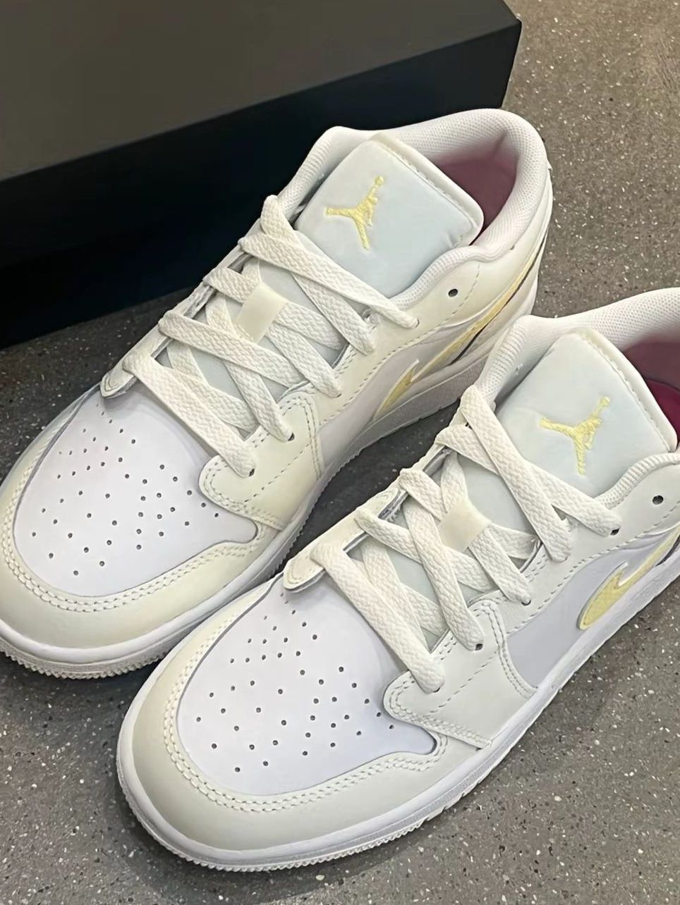 《清爽之选:AJ低帮小白鞋,黄勾点亮时尚》 :突出鞋子低帮、白色主体搭配黄色勾的特点