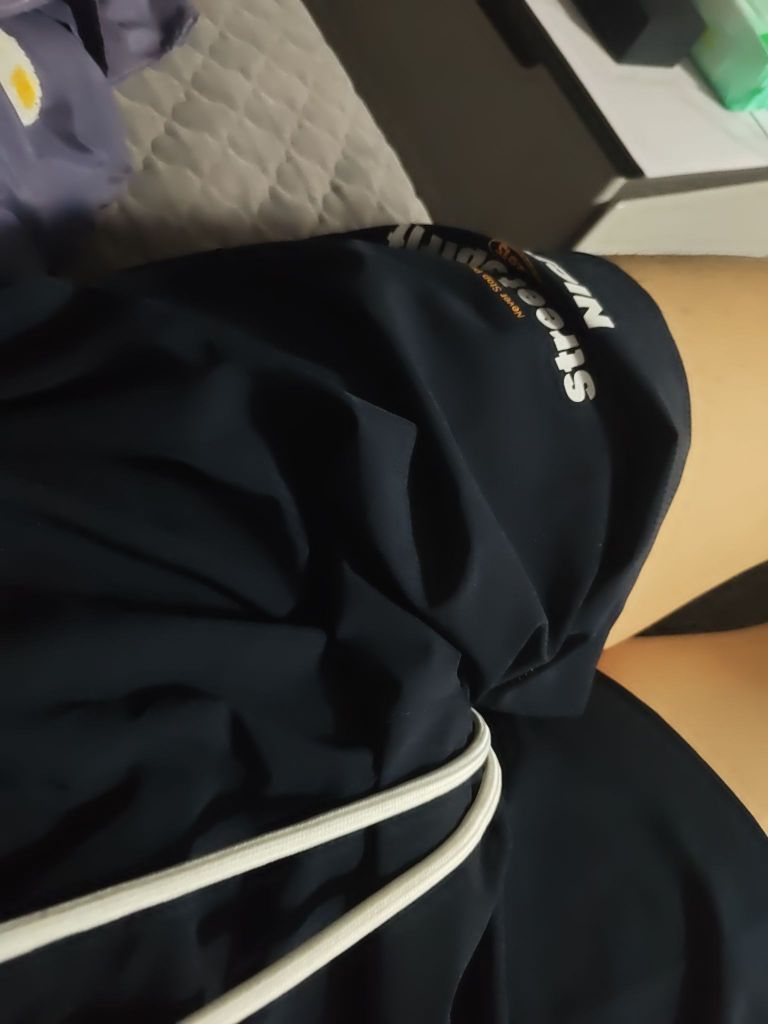 颜色挺好看的，很透气，舒适百搭，不会掉色