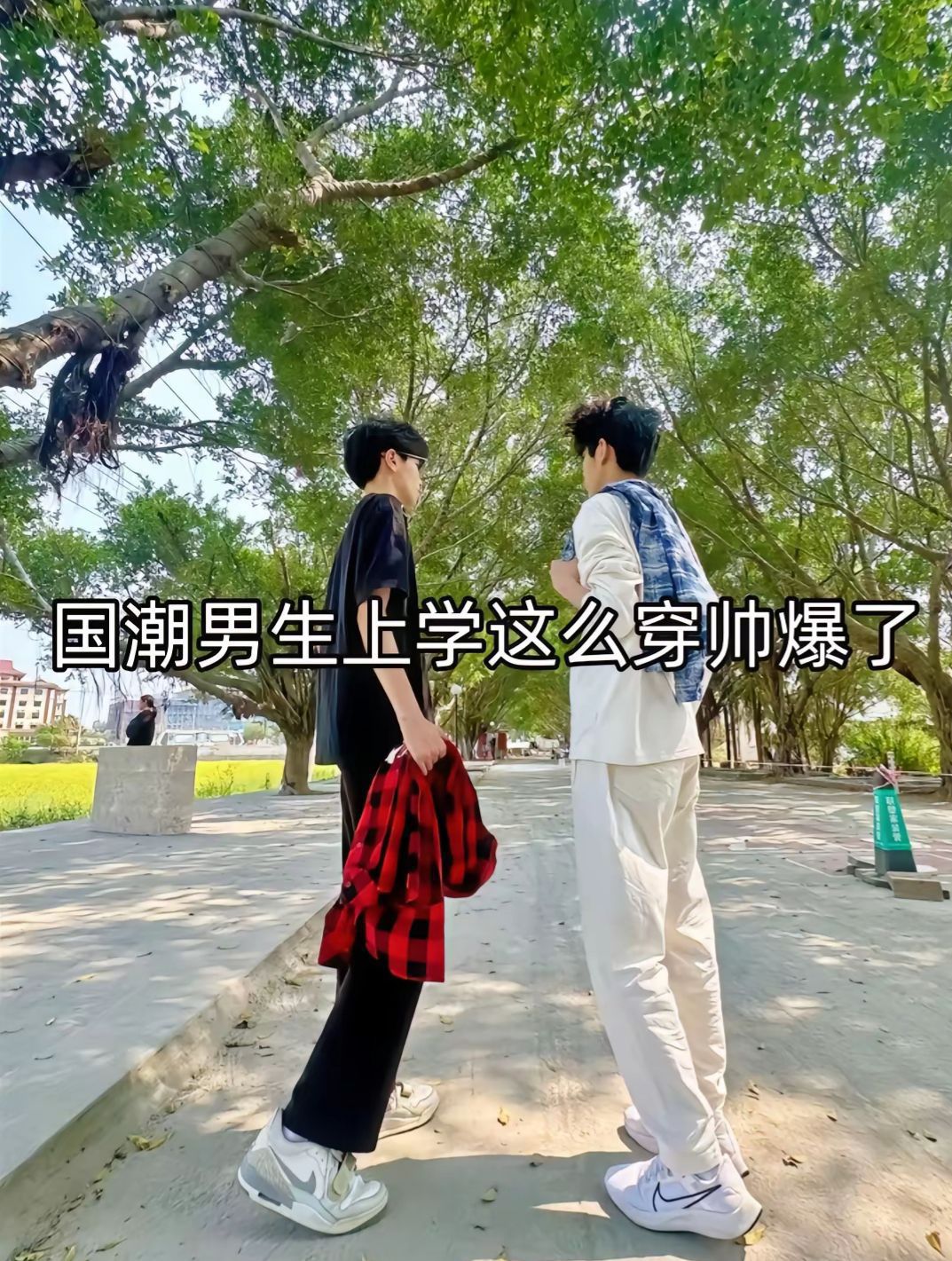 校花偷瞄，小美倒追