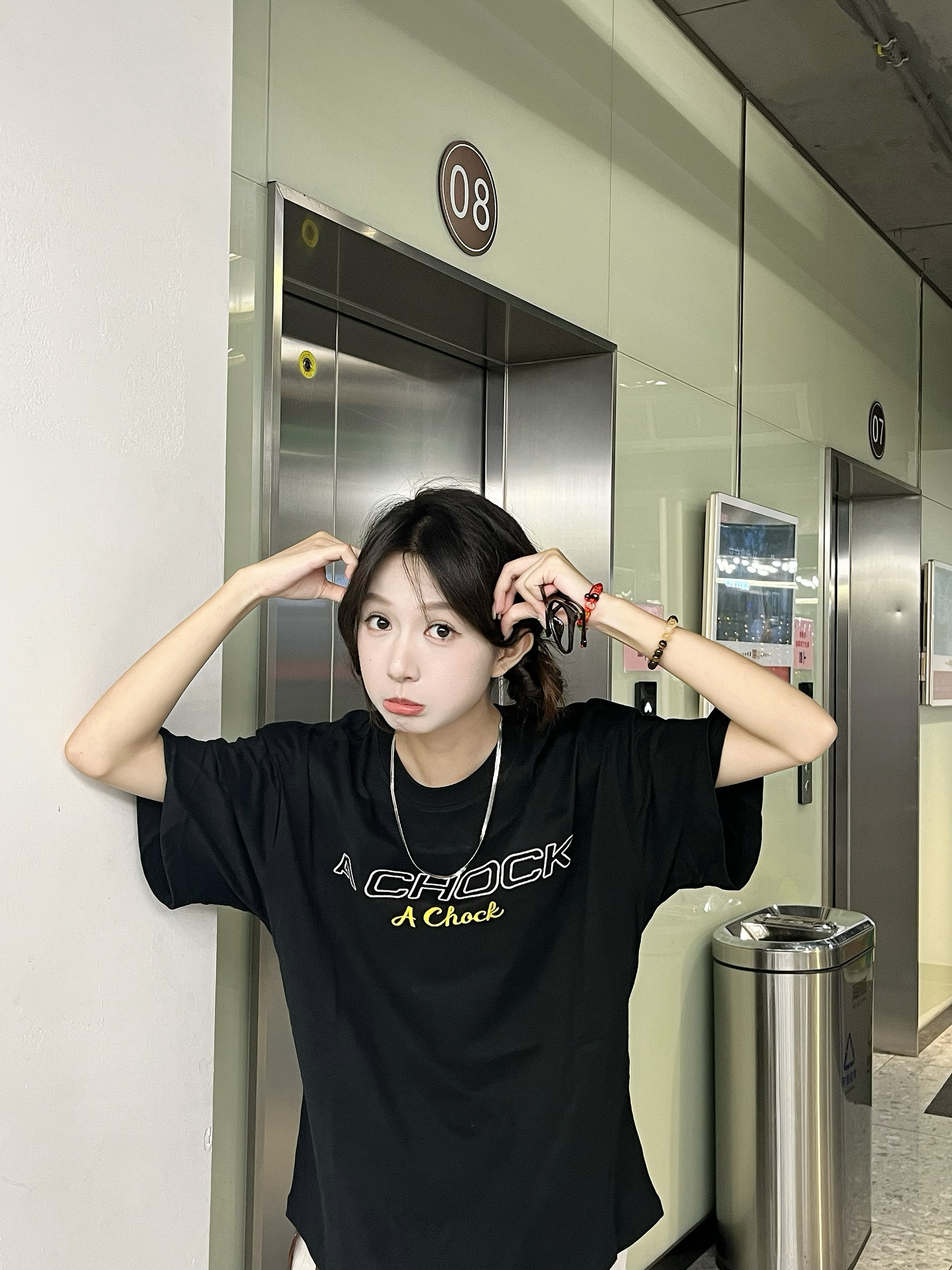 快看古灵精怪的电梯女生穿搭！