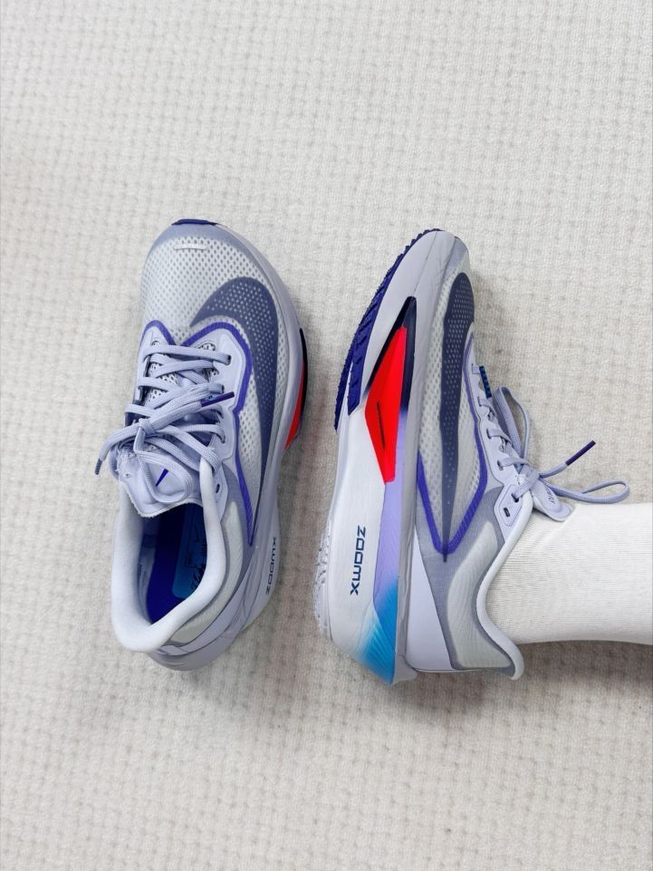 跑鞋这双棉竹屋的无骨中筒袜 
白色系穿起