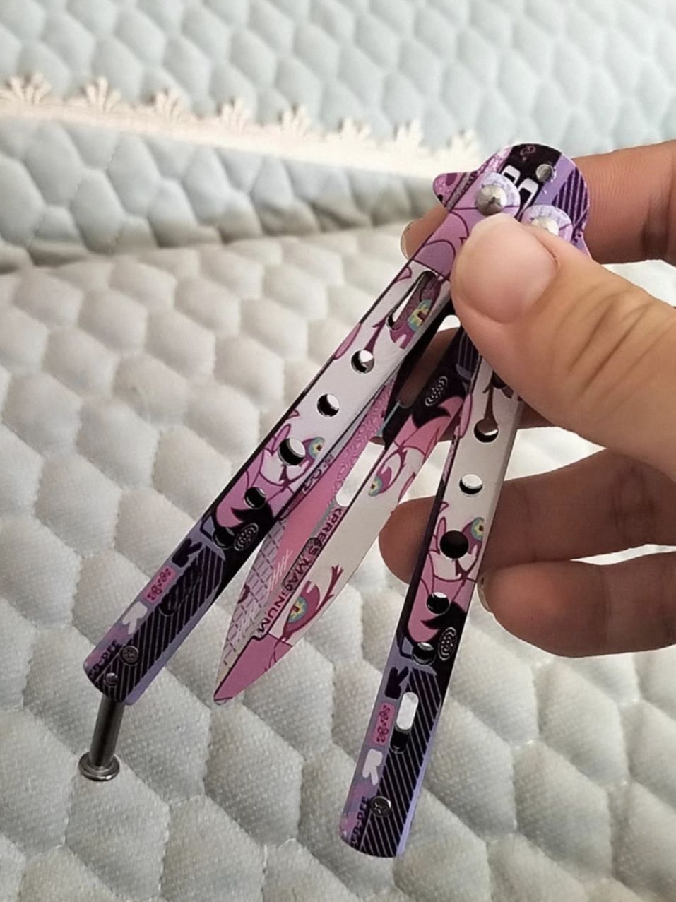 这把粉Love蝴蝶刀，让‘指尖艺术’直接爆表！