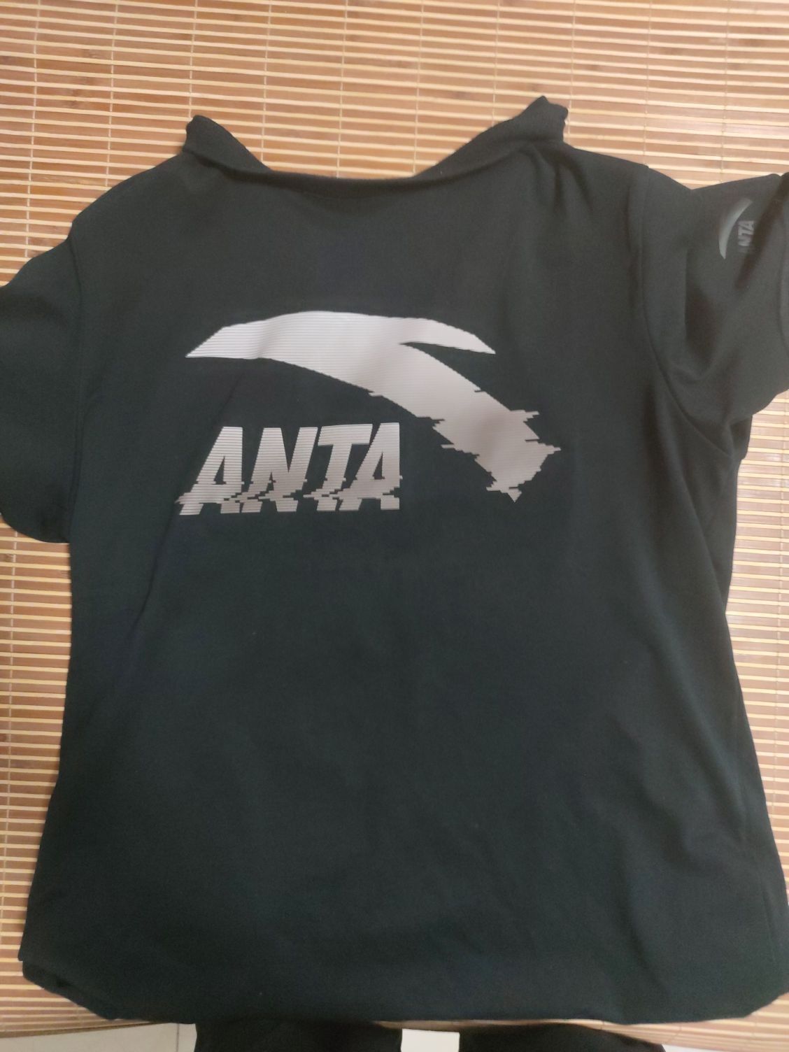 衣服是正品，耐穿还耐磨，推荐购买