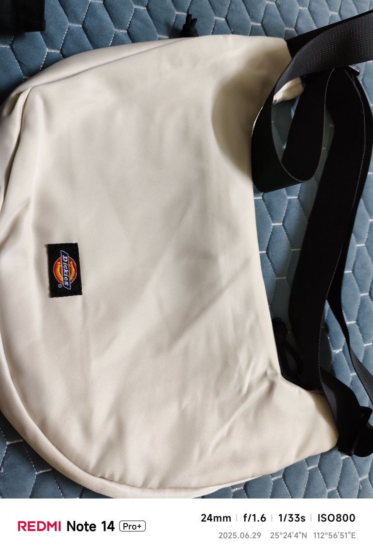 🛒好物名称：单肩包
🤔推荐理由：这个包摸