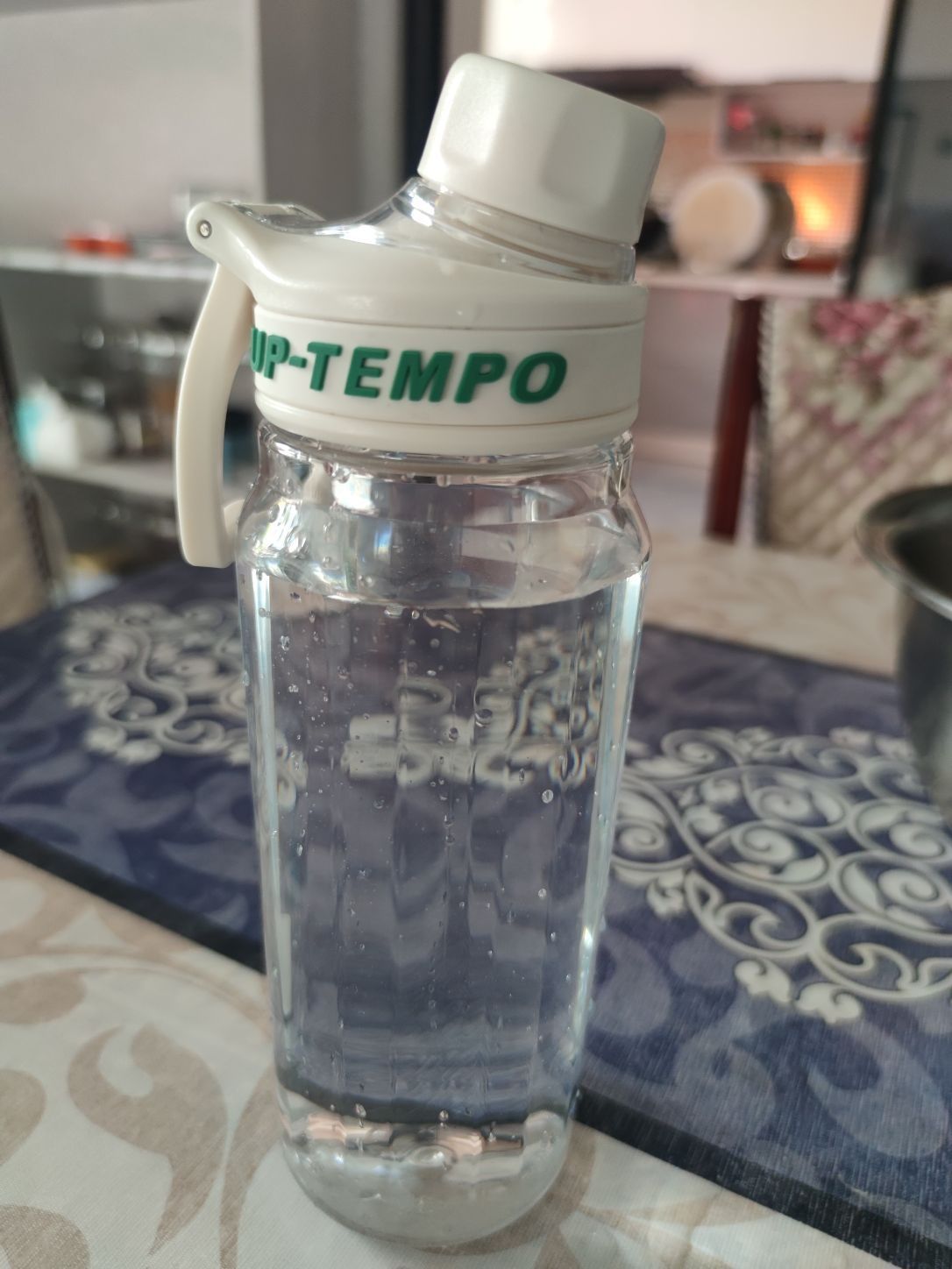 容量大颜色鲜艳，杯子内部干净无异味