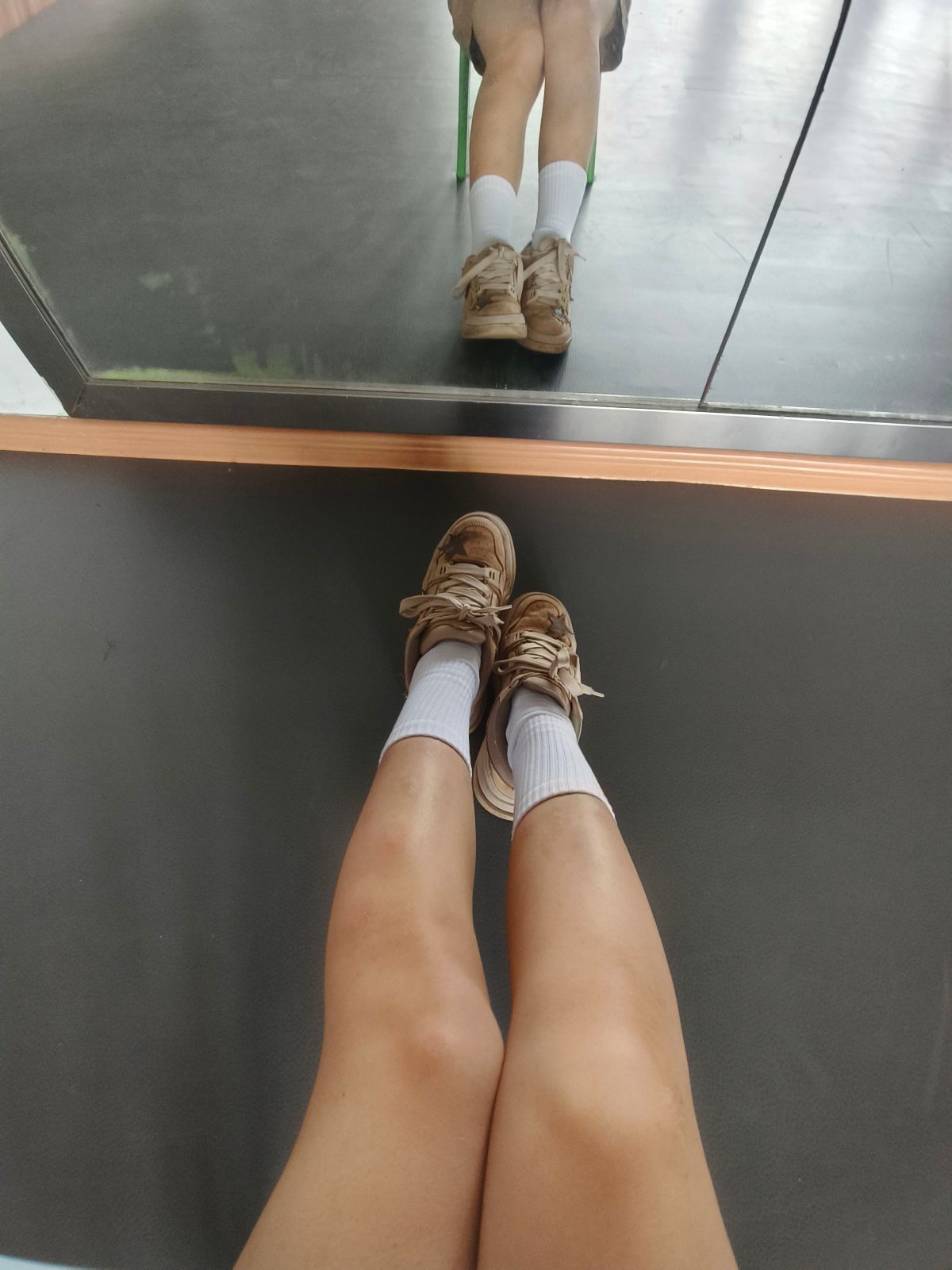 这袜子穿起来很舒服啊，弹性很好，也不会很