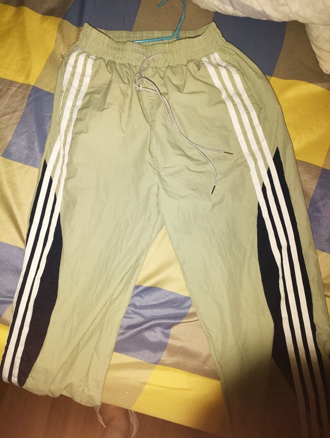 裤子很宽松很舒服 
非常适合腿粗腿短腿型