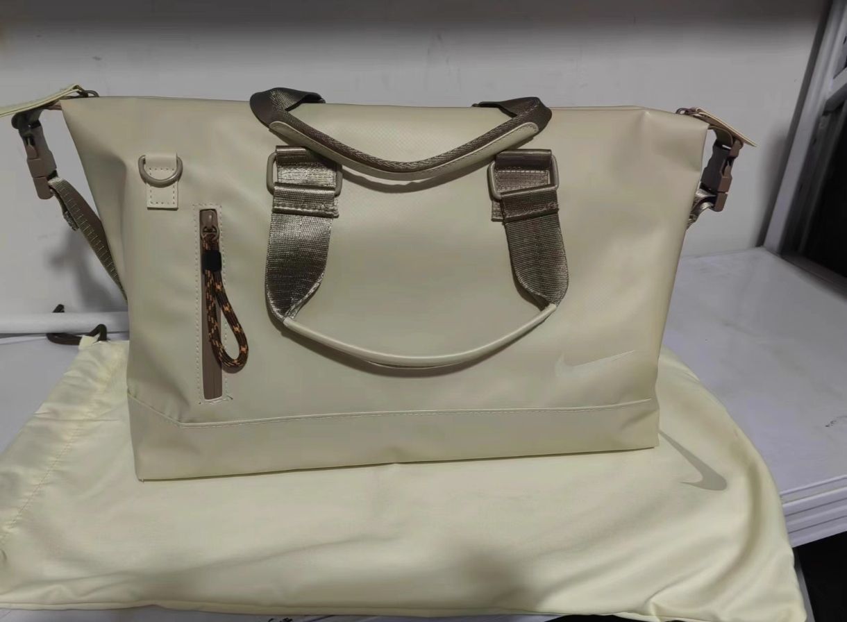 Nike 大容量旅行包：出行场景的「全能搭子」