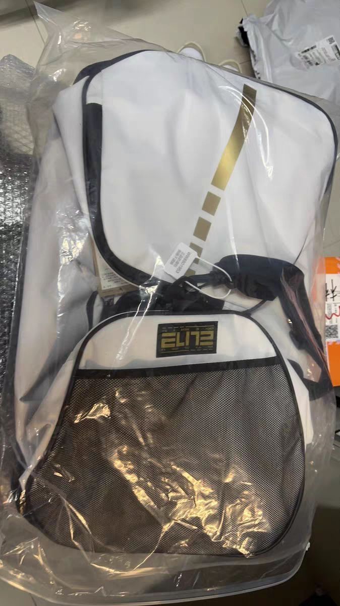 Nike Hoops Elite 运动包：黑白金的「轻量全能王」