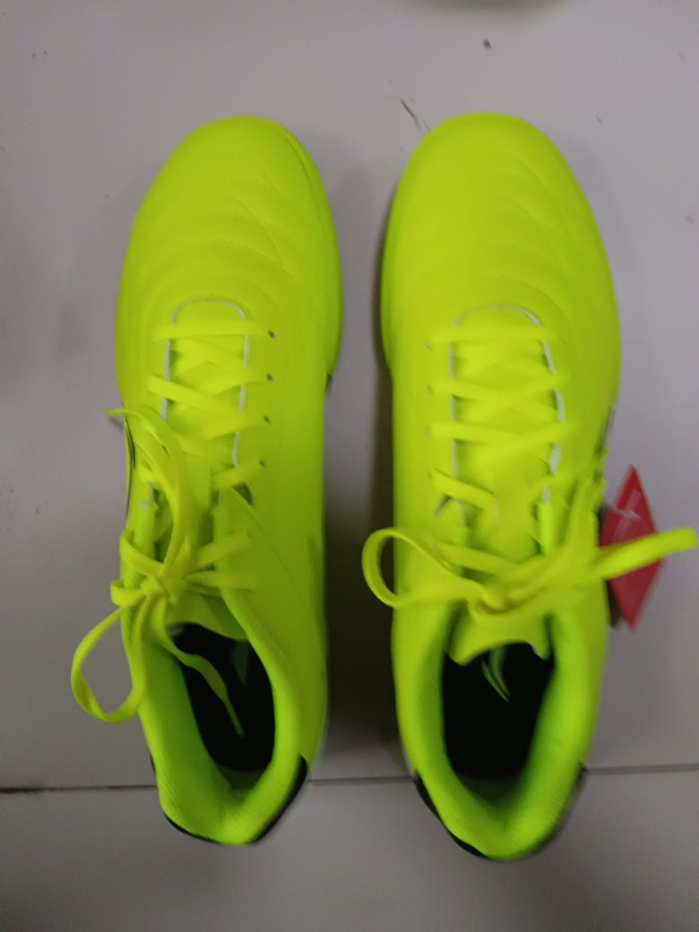 外观优美，脚感舒适，摩擦作用好