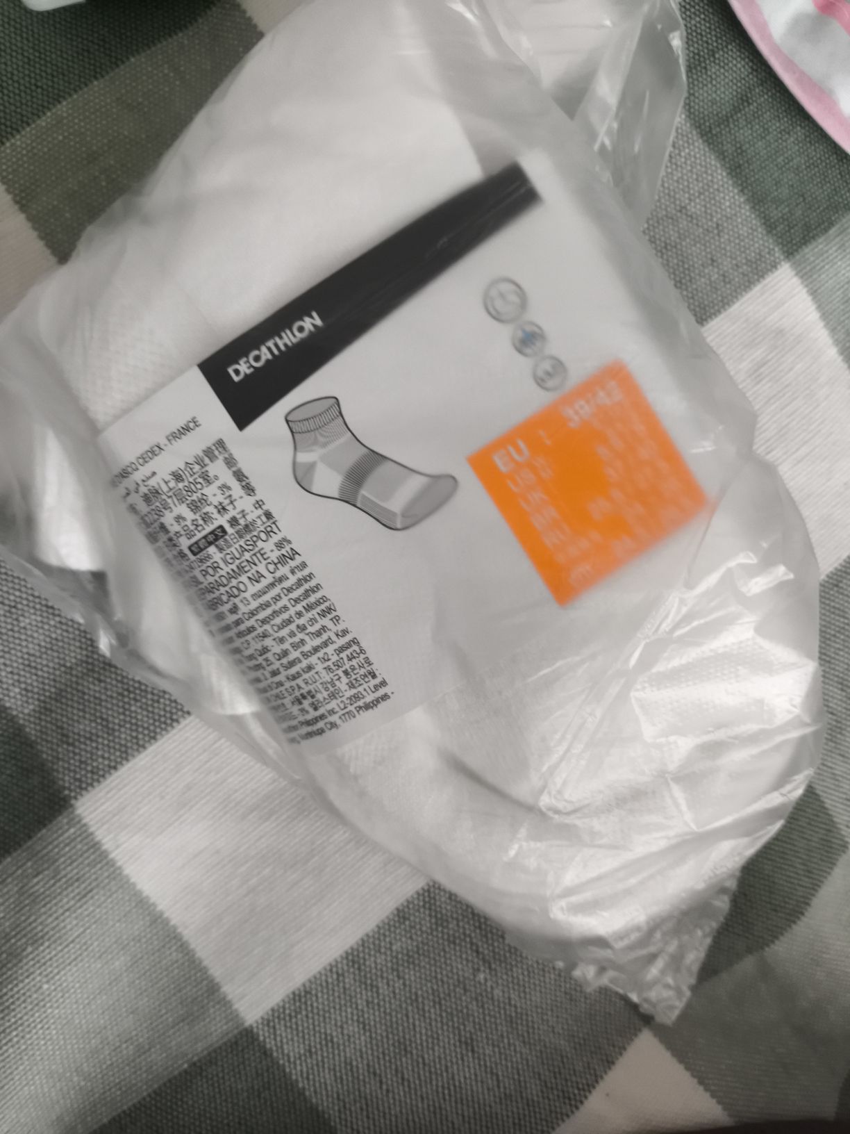 袜子很好，很透气物流服务也很好，非常值得