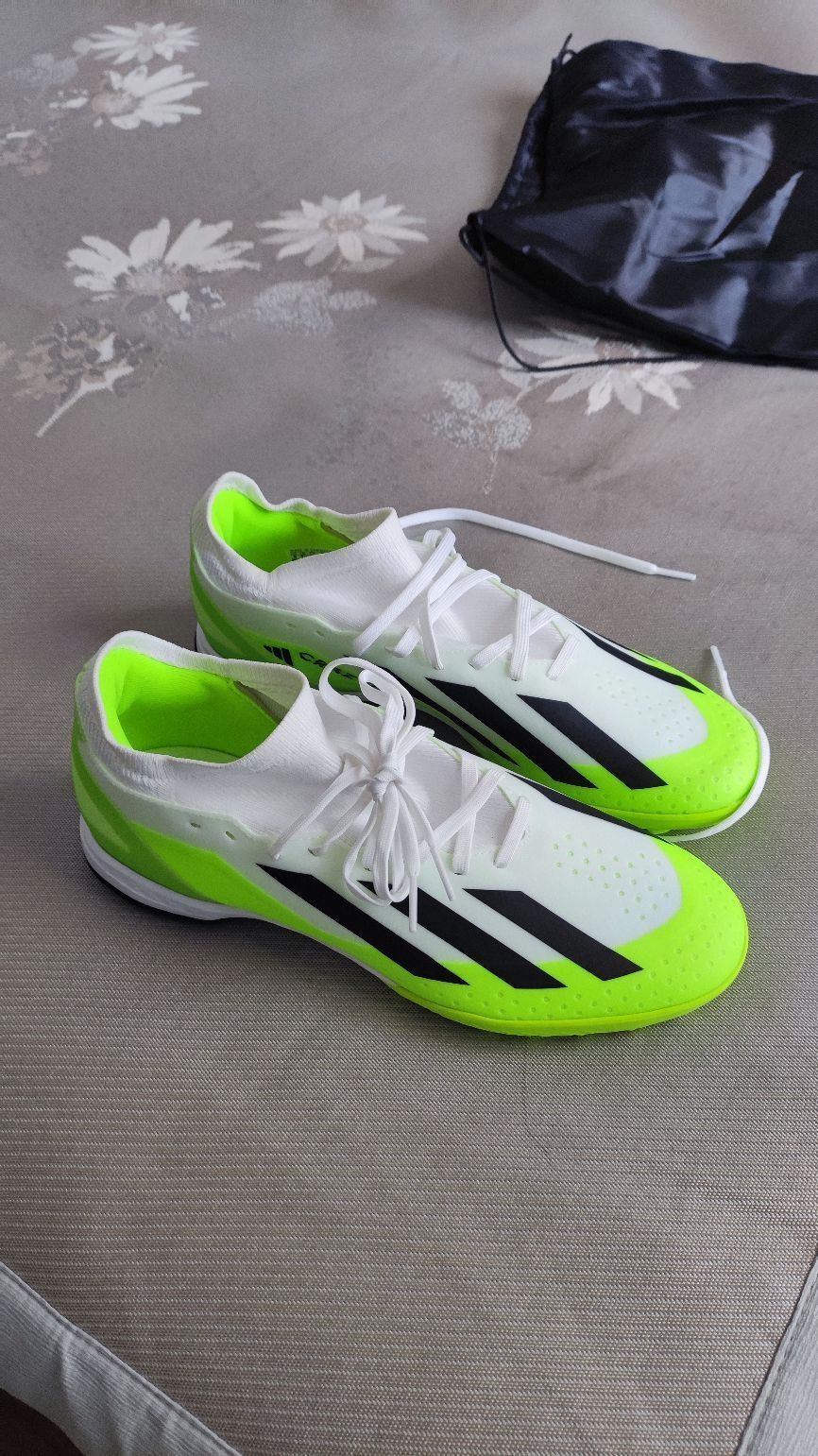 颜色很亮，穿上也很帅