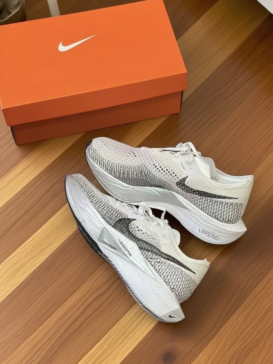 探秘！白色ZoomX Vaporfly Next% 3，轻盈碳板黑科技揭秘？