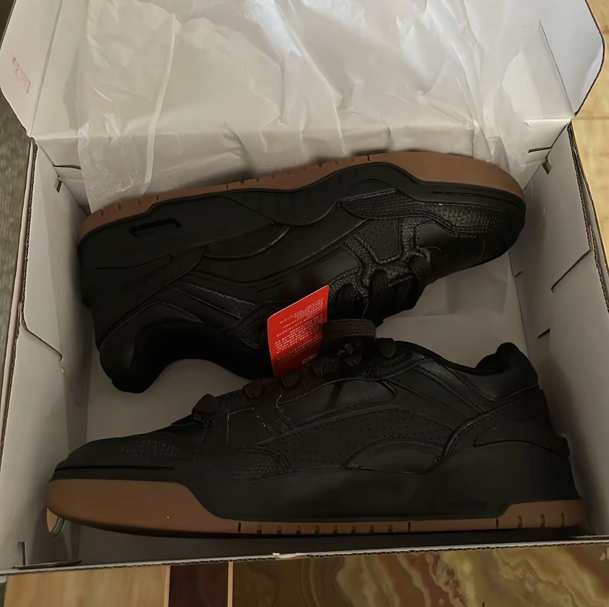 这双鞋很舒服，尺码准，款式百搭，鞋底软硬