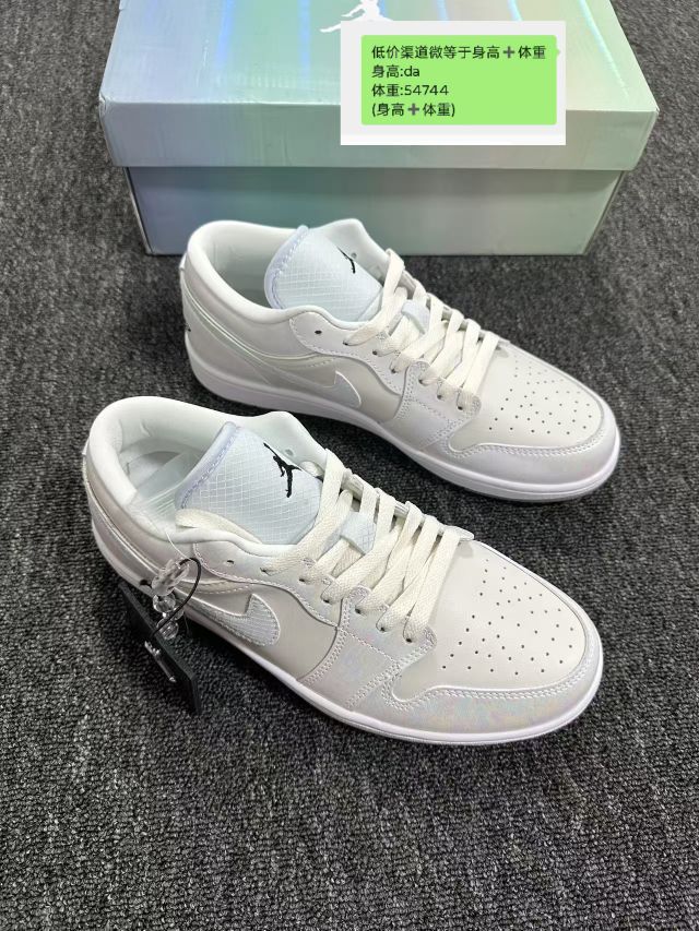 窝滴天💗怎么会有这双蛇年限定这么完美的鞋😭
闪闪发光以及蛇纹都设计的很特别
橡胶大底更是防滑耐