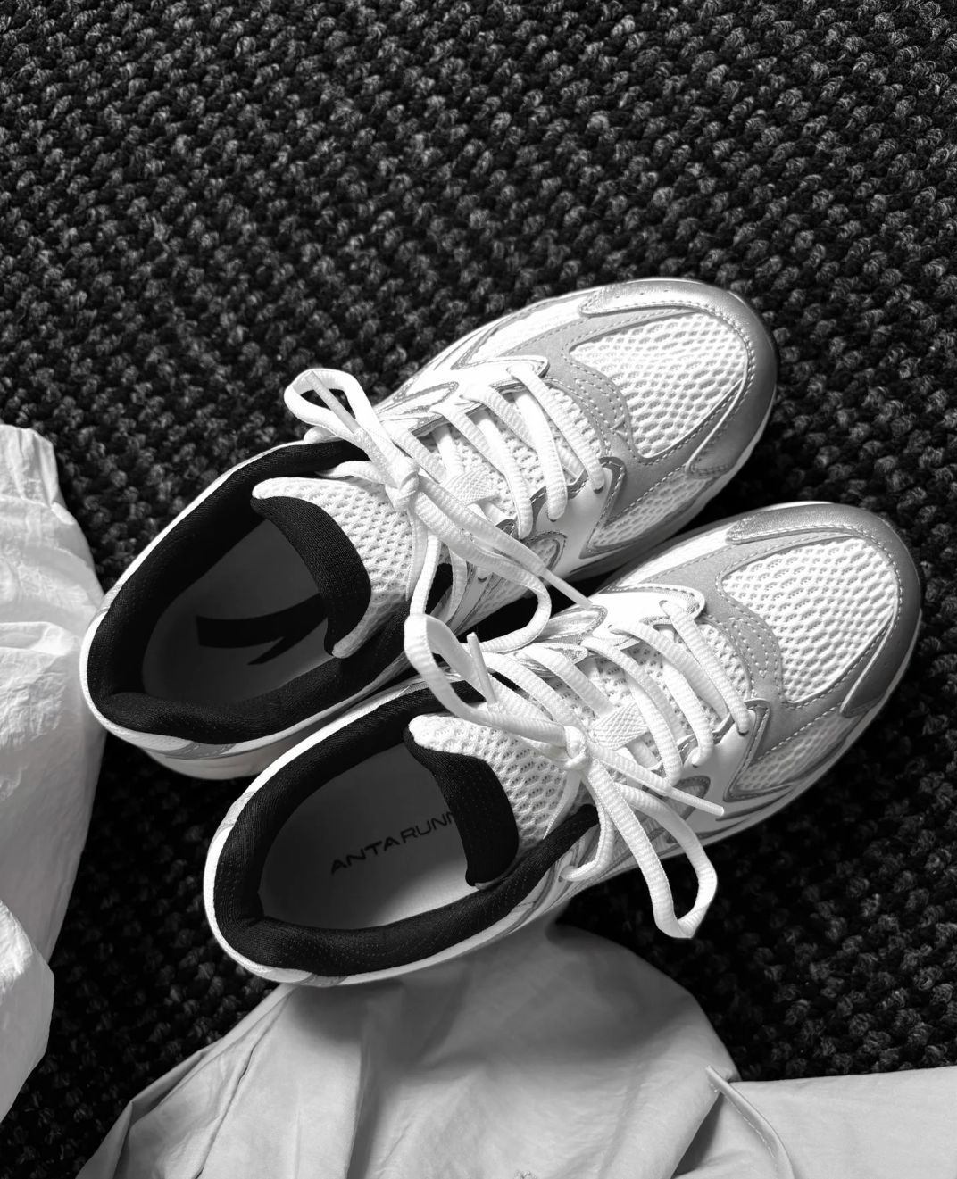 闪回千禧年代的复古感! 安踏新出的AT2004 银色跑鞋机能风拉满