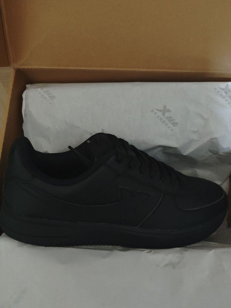 鞋子很轻，穿着很舒服，鞋底也没有想象中的