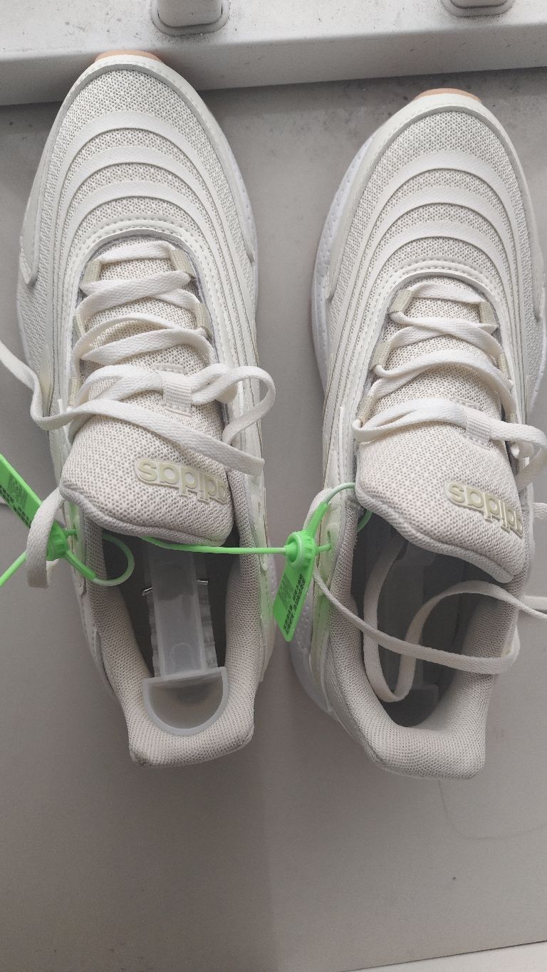 阿迪达斯跑步鞋