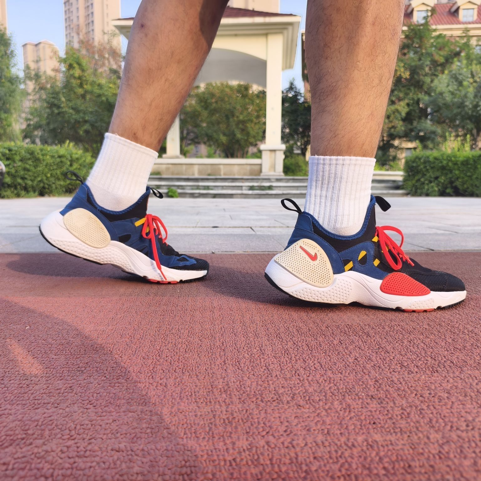 ✨ 踩上“黑蓝红”云朵!这双 Huarache E.D.G.E.一起轻运动