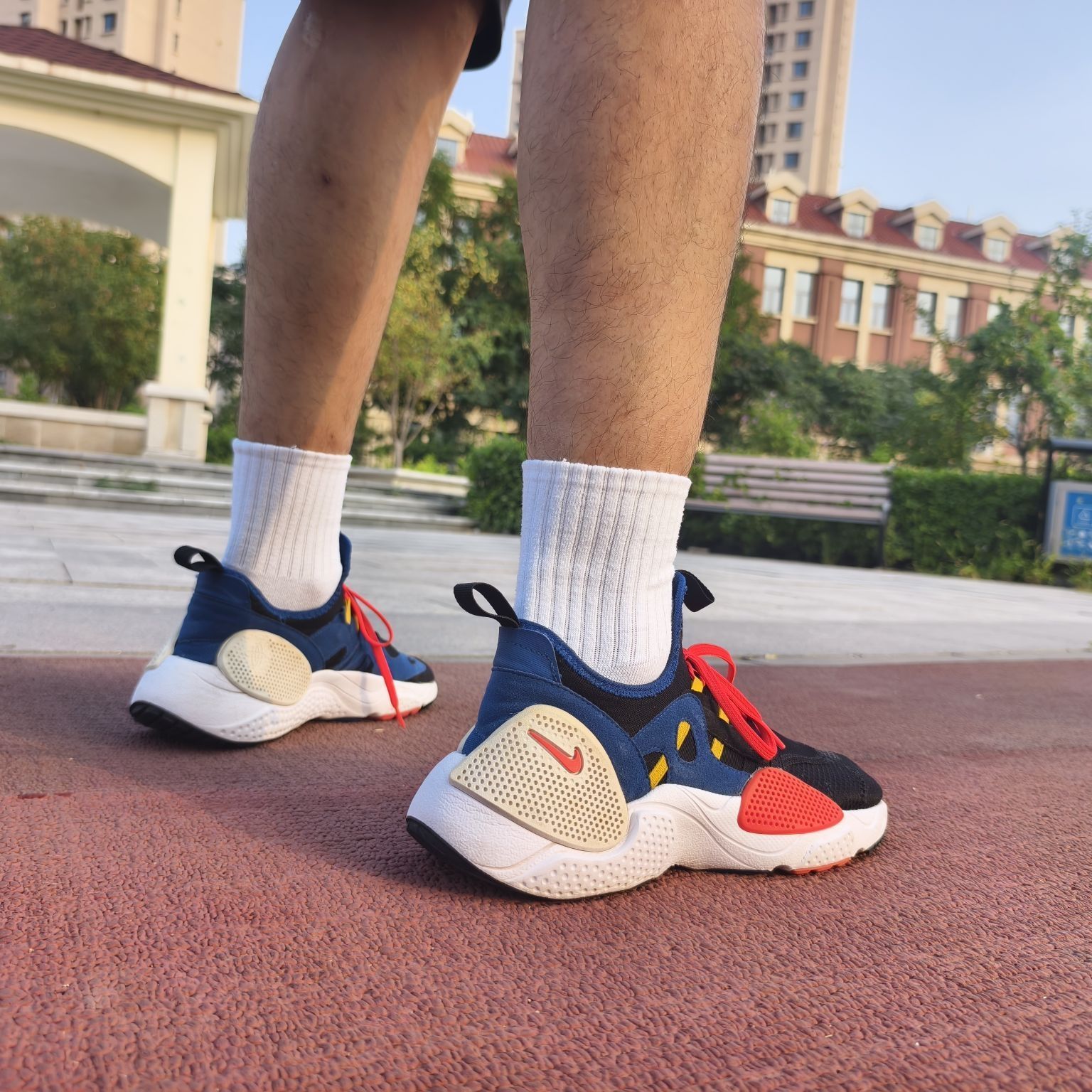 ✨ 踩上“黑蓝红”云朵!这双 Huarache E.D.G.E.一起轻运动