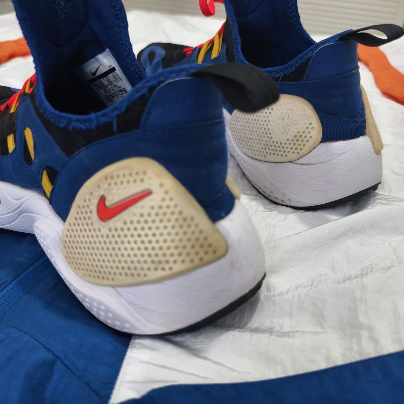 ✨ 踩上“黑蓝红”云朵!这双 Huarache E.D.G.E.一起轻运动
