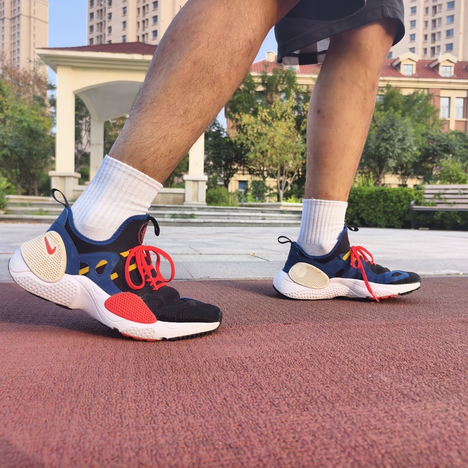 ✨ 踩上“黑蓝红”云朵!这双 Huarache E.D.G.E.一起轻运动